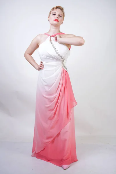 Portrait de femme dodue aux cheveux courts en robe de soirée rose — Photo