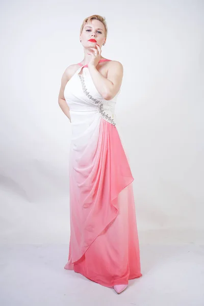 분홍색 이브닝 드레스를 입은 짧은 머리의 통통한 여성의 초상화 — 스톡 사진