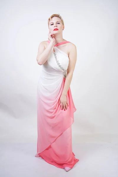 Ritratto di donna paffuta dai capelli corti in abito da sera rosa — Foto Stock