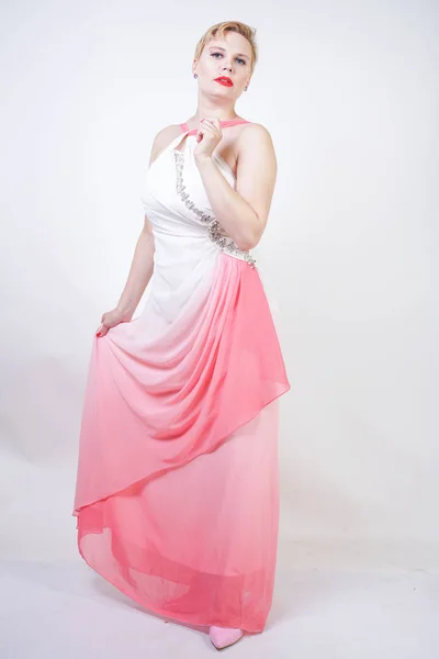 Retrato de mujer regordeta de pelo corto en vestido de noche rosa —  Fotos de Stock
