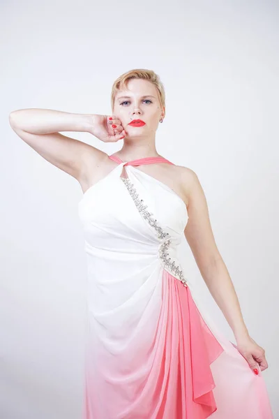 Retrato de mulher gorda de cabelos curtos em vestido de noite rosa — Fotografia de Stock