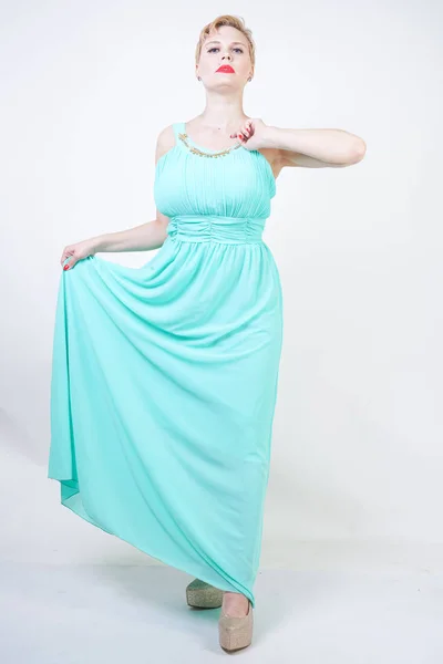 Curvy plus taille femme en robe longue bleu menthe — Photo