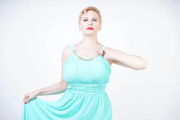 Krzywego plus rozmiar Kobieta w długiej mięty niebieski sukienka — Zdjęcie stockowe