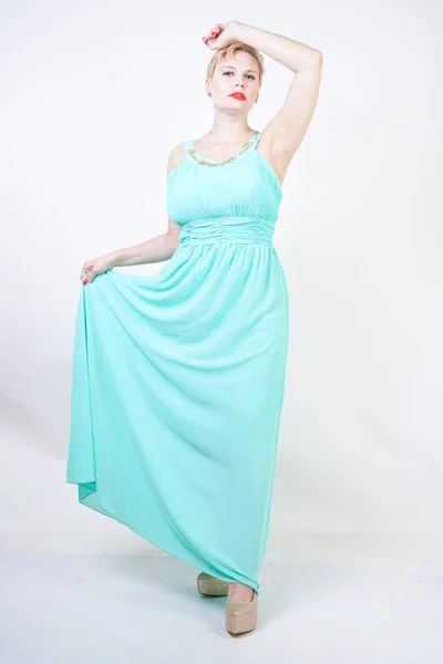 Kurvige Plus Size Frau im langen mintblauen Kleid — Stockfoto