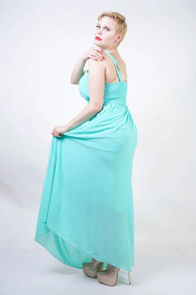 Пишна плюс розмір жінка в довгій м'ятно-блакитній сукні — стокове фото