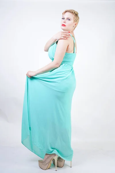 Женщина в длинном мятном синем платье — стоковое фото