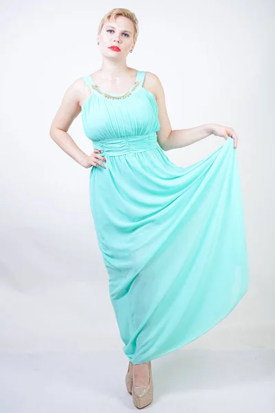 Kurvige Plus Size Frau im langen mintblauen Kleid — Stockfoto