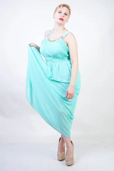 Curvy plus taille femme en robe longue bleu menthe — Photo