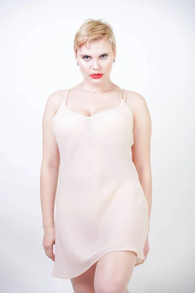 漂亮的优雅胖女孩在米色经典丝绸礼服 — 图库照片