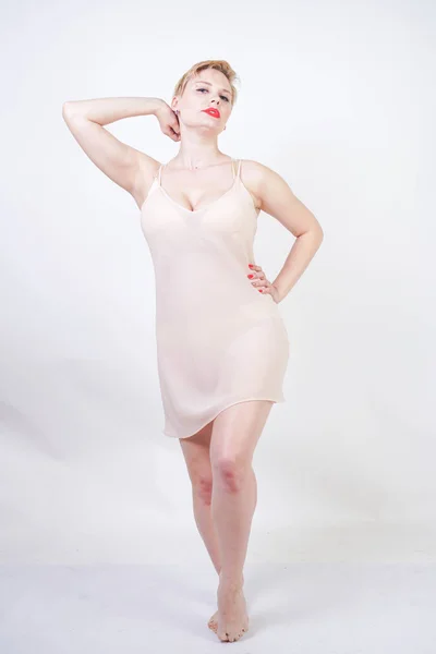 Szép elegáns pufik lány bézs klasszikus selyem ruha — Stock Fotó
