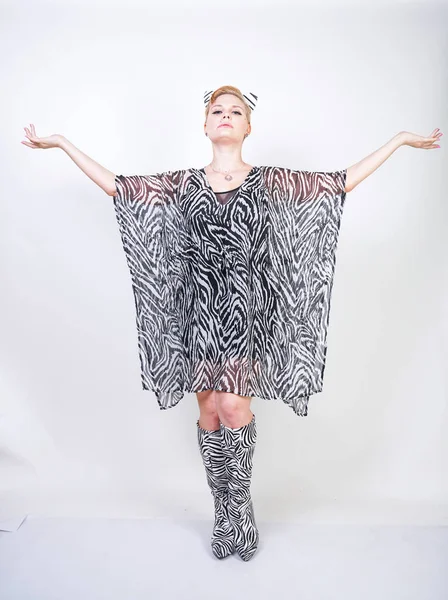 Привлекательная красивая женщина в платье зебры в студии — стоковое фото