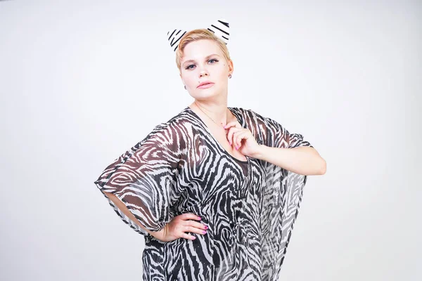 Attraktive hübsche Frau im Zebrakleid im Studio — Stockfoto