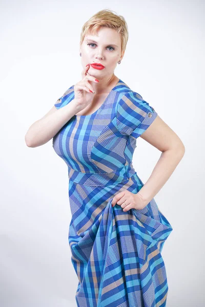 Carino plus size ragazza bionda in un lungo abito blu plaid rustico — Foto Stock