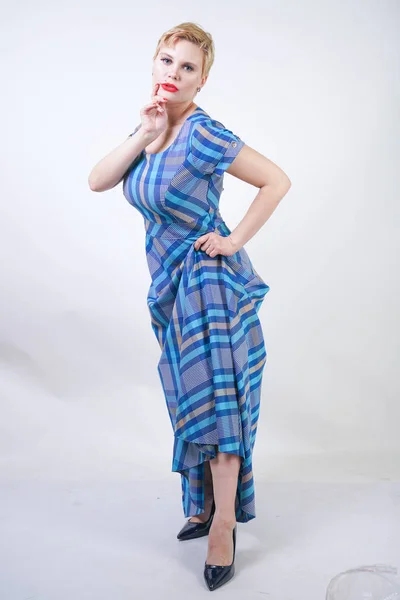 Cute plus rozmiar blond dziewczyna w długim rustykalnym pled niebieski sukienka — Zdjęcie stockowe