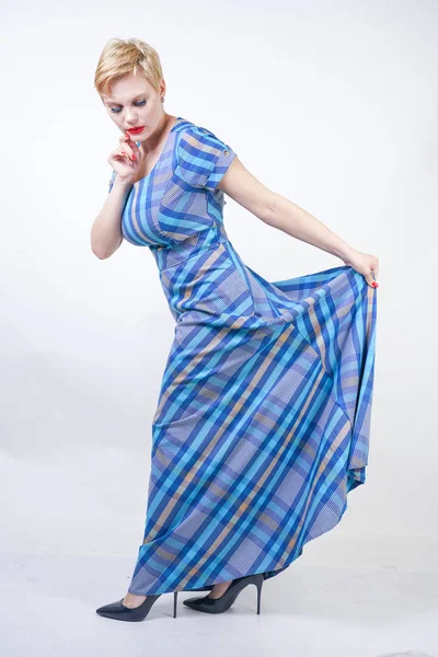 Милый плюс размер блондинка в длинном деревенском клетчатом голубом платье — стоковое фото