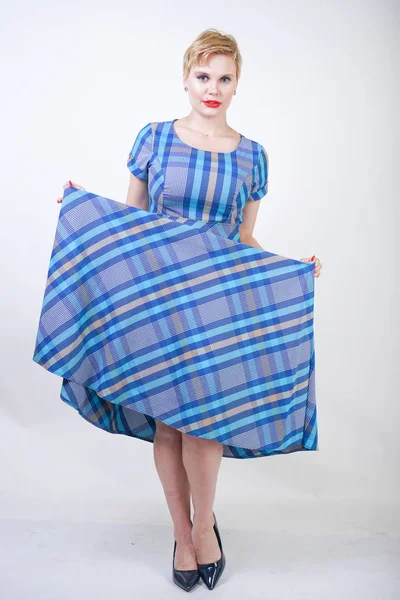 Bonito plus size menina loira em um longo vestido azul xadrez rústico — Fotografia de Stock