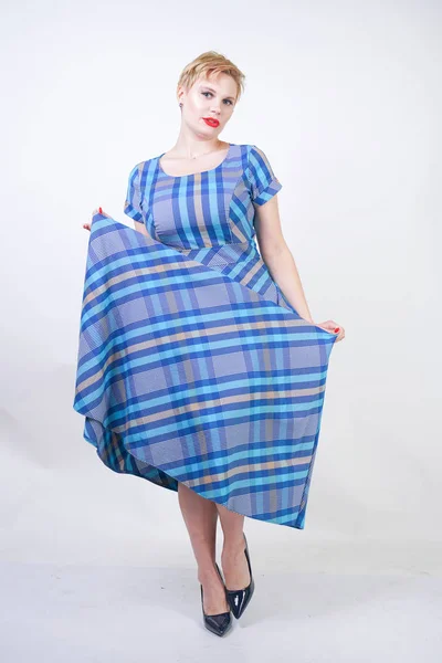 Bonito plus size menina loira em um longo vestido azul xadrez rústico — Fotografia de Stock