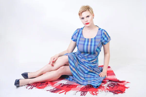 Милый плюс размер блондинка в длинном деревенском клетчатом голубом платье — стоковое фото