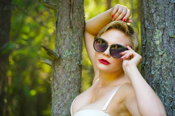 Chica en lencería beige camina en el verano en el parque —  Fotos de Stock