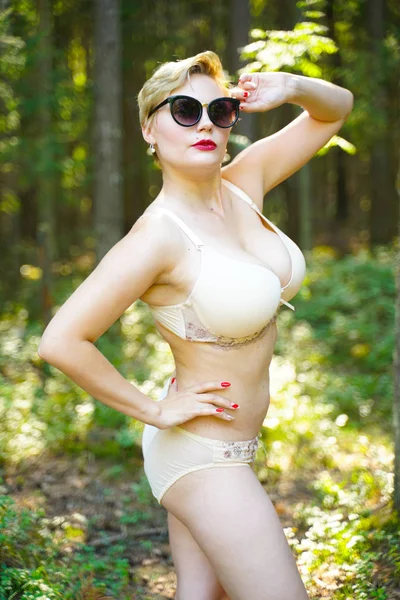Ragazza in lingerie beige passeggiate in estate nel parco — Foto Stock
