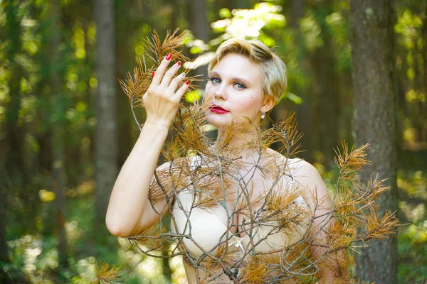 Fille en lingerie beige promenades en été dans le parc — Photo