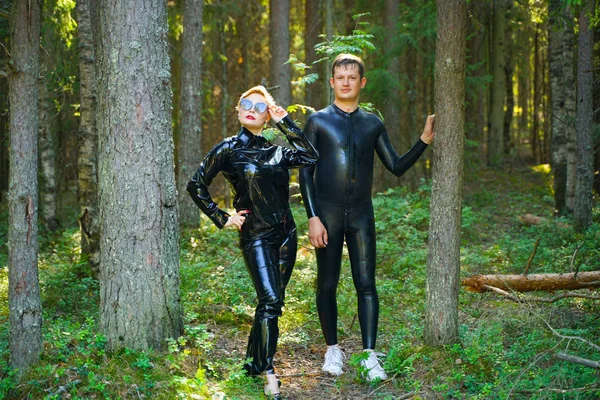 Belo casal amoroso posando em trajes de borracha de látex — Fotografia de Stock