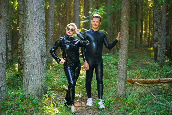 Belo casal amoroso posando em trajes de borracha de látex — Fotografia de Stock