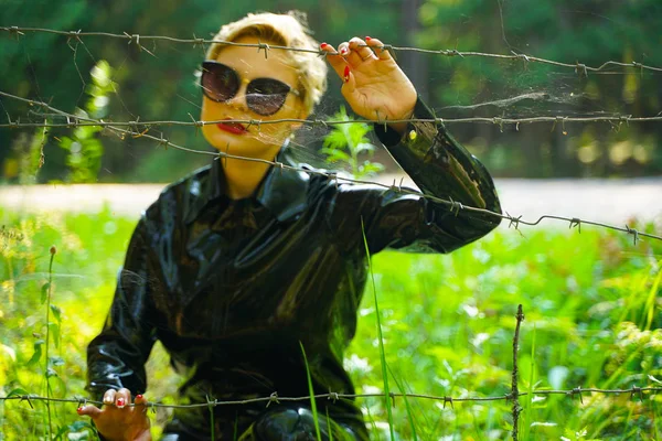 Latex caoutchouc mode femme marche dans la forêt — Photo