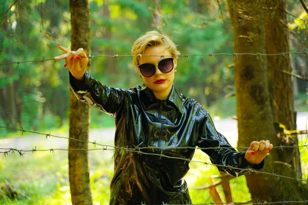 Mujer de moda de goma de látex caminando en el bosque —  Fotos de Stock
