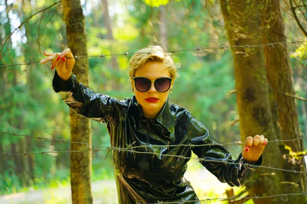 Latex caoutchouc mode femme marche dans la forêt — Photo