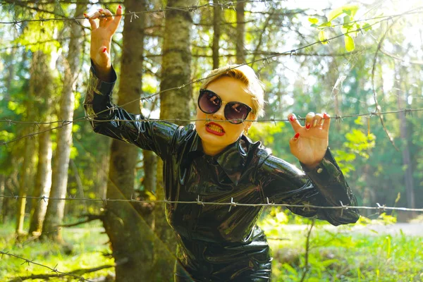 Mujer de moda de goma de látex caminando en el bosque —  Fotos de Stock