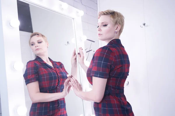 Pretty plus size short hair girl in shopping process — Stock Photo, Image