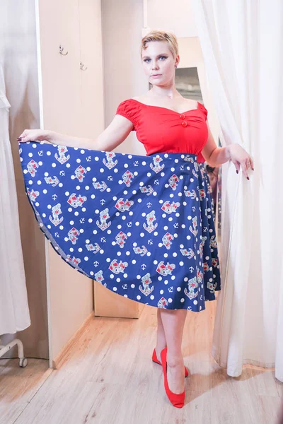 Pretty plus size kort hår flicka i shopping process — Stockfoto