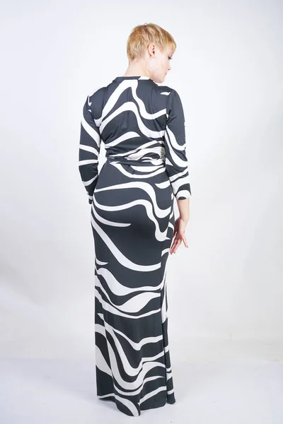 Привлекательная молодая красивая женщина в платье зебры — стоковое фото