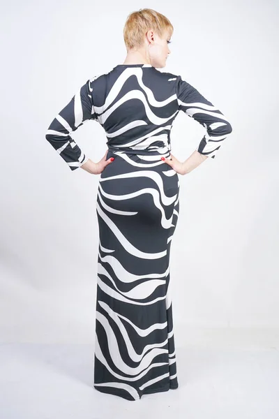 Atractiva joven bonita mujer usando vestido de cebra — Foto de Stock