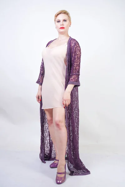 Piękna kobieta w purpurowej koronki szatę na białym — Zdjęcie stockowe