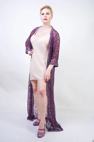 Hermosa mujer en bata de encaje púrpura en blanco —  Fotos de Stock