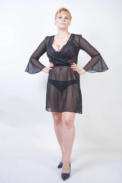 Belle femme en mousseline de soie tendance robe transparente noire — Photo