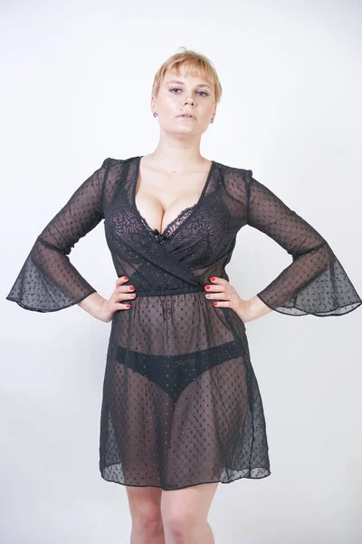 Mooie vrouw in trendy chiffon zwart transparante jurk — Stockfoto