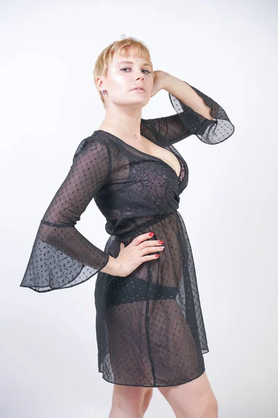 Belle femme en mousseline de soie tendance robe transparente noire — Photo