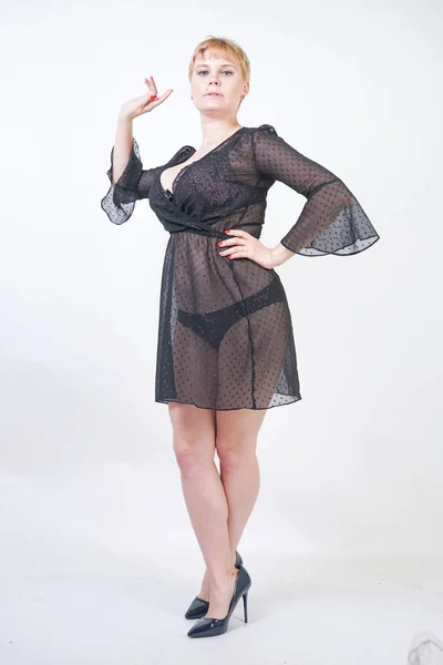 Smuk kvinde i trendy chiffon sort gennemsigtig kjole - Stock-foto