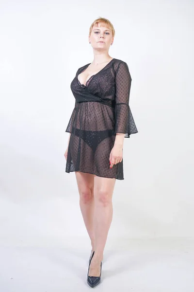 Belle femme en mousseline de soie tendance robe transparente noire — Photo