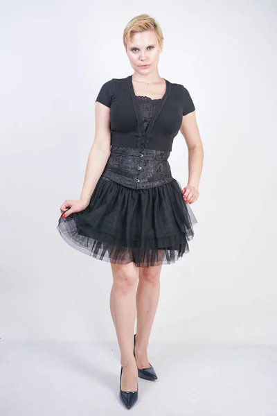 Retrato de hermosa chica en vestido gótico corsé negro — Foto de Stock
