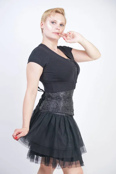 Retrato de menina bonita em vestido gótico espartilho preto — Fotografia de Stock