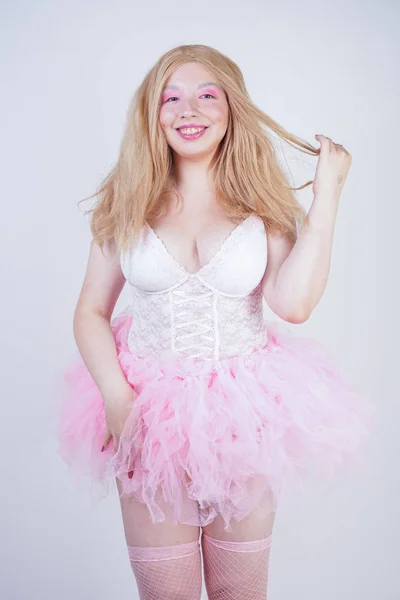 금발의 아시아 성인 플러스 크기 인형 착용 핑크 화이트 드레스 — 스톡 사진