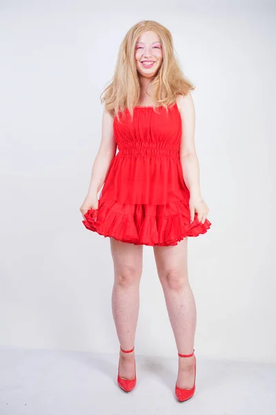 Συν μέγεθος ασιατικό μοντέλο μόδας σε κόκκινο φόρεμα — Φωτογραφία Αρχείου