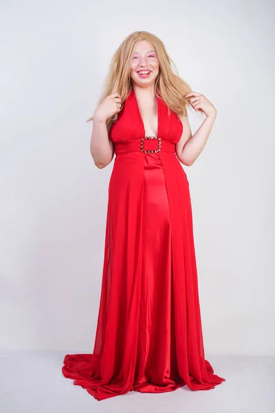 빨간 아름다움 긴 드레스에 패션 아시아 금발의 모델 — 스톡 사진