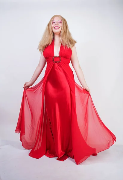 Μόδα Ασίας ξανθιά μοντέλο στο κόκκινο ομορφιά μακρύ φόρεμα — Φωτογραφία Αρχείου