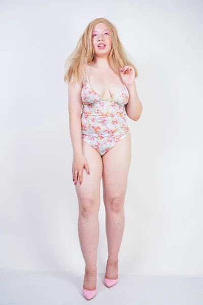 Plus size asiatisk blond tjej i söta underkläder på vit bakgrund — Stockfoto