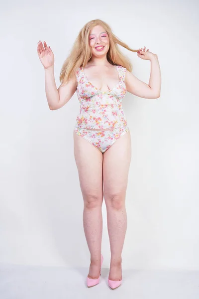 Plus size asiatisk blond tjej i söta underkläder på vit bakgrund — Stockfoto